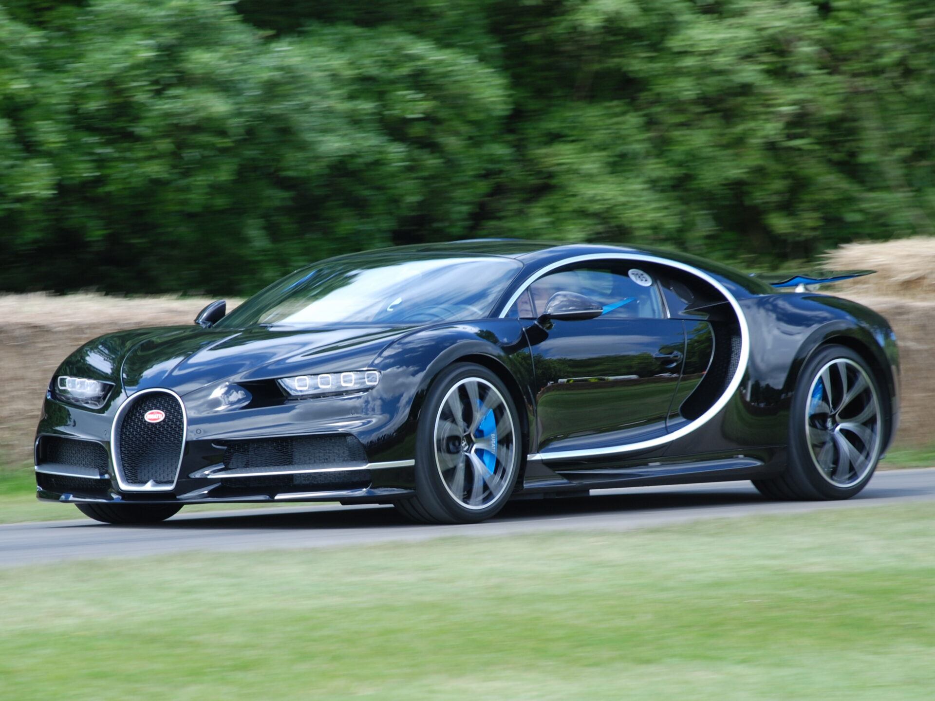 Bugatti Chiron bị triệu hồi vì nguy cơ gãy trục lái