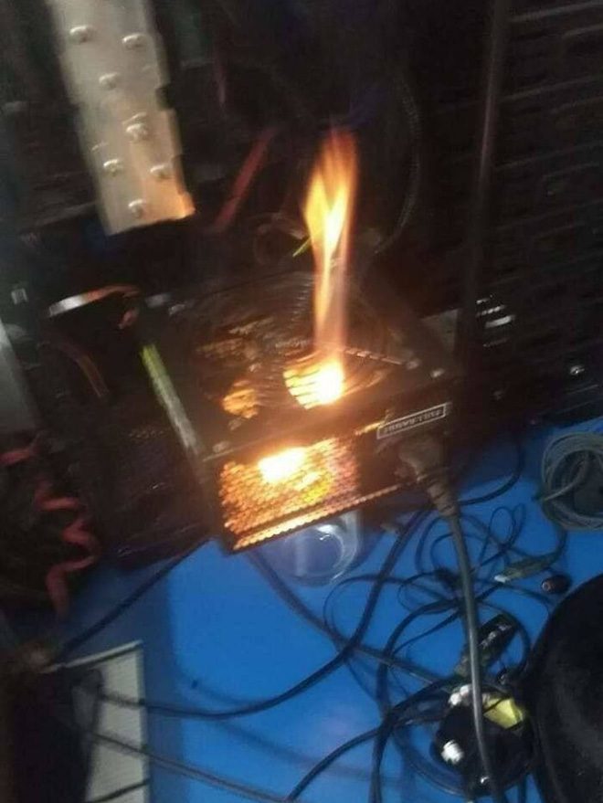 Đây chắc chắn là máy tính của một game thủ vì nó đã hoạt động quá công suất đến mức tóe lửa 