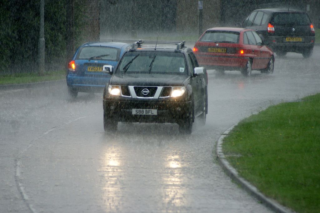 6 điều cần biết khi lái xe dưới trời mưa: Chậm mà chắc