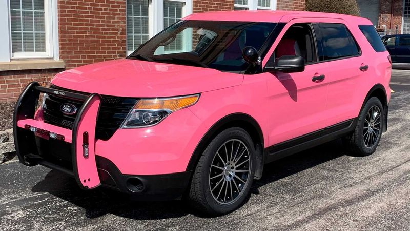 Khoác "áo hồng" rực rỡ, chiếc Ford Explorer này có giá quy đổi chỉ khoảng 400 triệu VNĐ