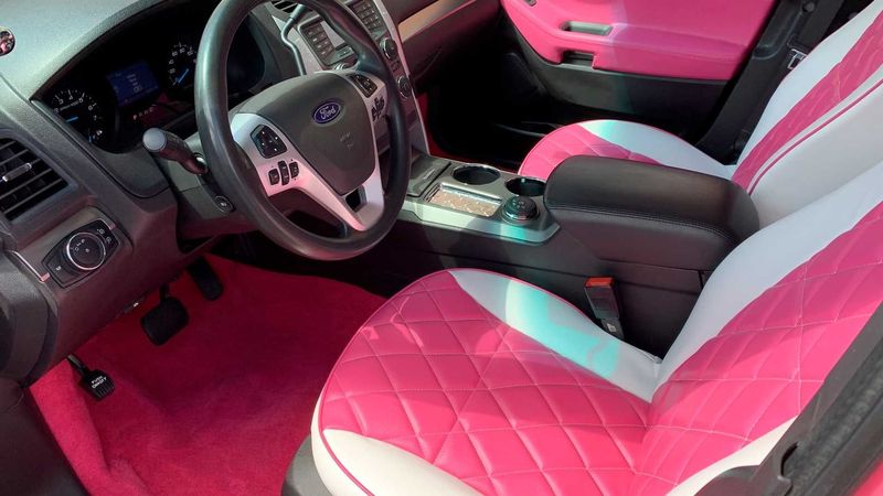 Khoác "áo hồng" rực rỡ, chiếc Ford Explorer này có giá quy đổi chỉ khoảng 400 triệu VNĐ