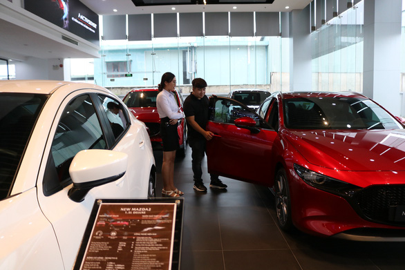 Anh Nguyễn Anh Quân (24 tuổi, Bình Dương) mua xe tại cửa hàng Mazda Bình Triệu (Q.Thủ Đức, TP.HCM) - Ảnh: NGỌC PHƯỢNG