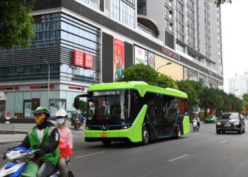 Xe bus điện không ống xả, không tiếng ồn xuất hiện trên phố