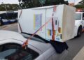 Tài xế lái Toyota Camry bị phạt vì chở tủ lạnh trên đuôi xe