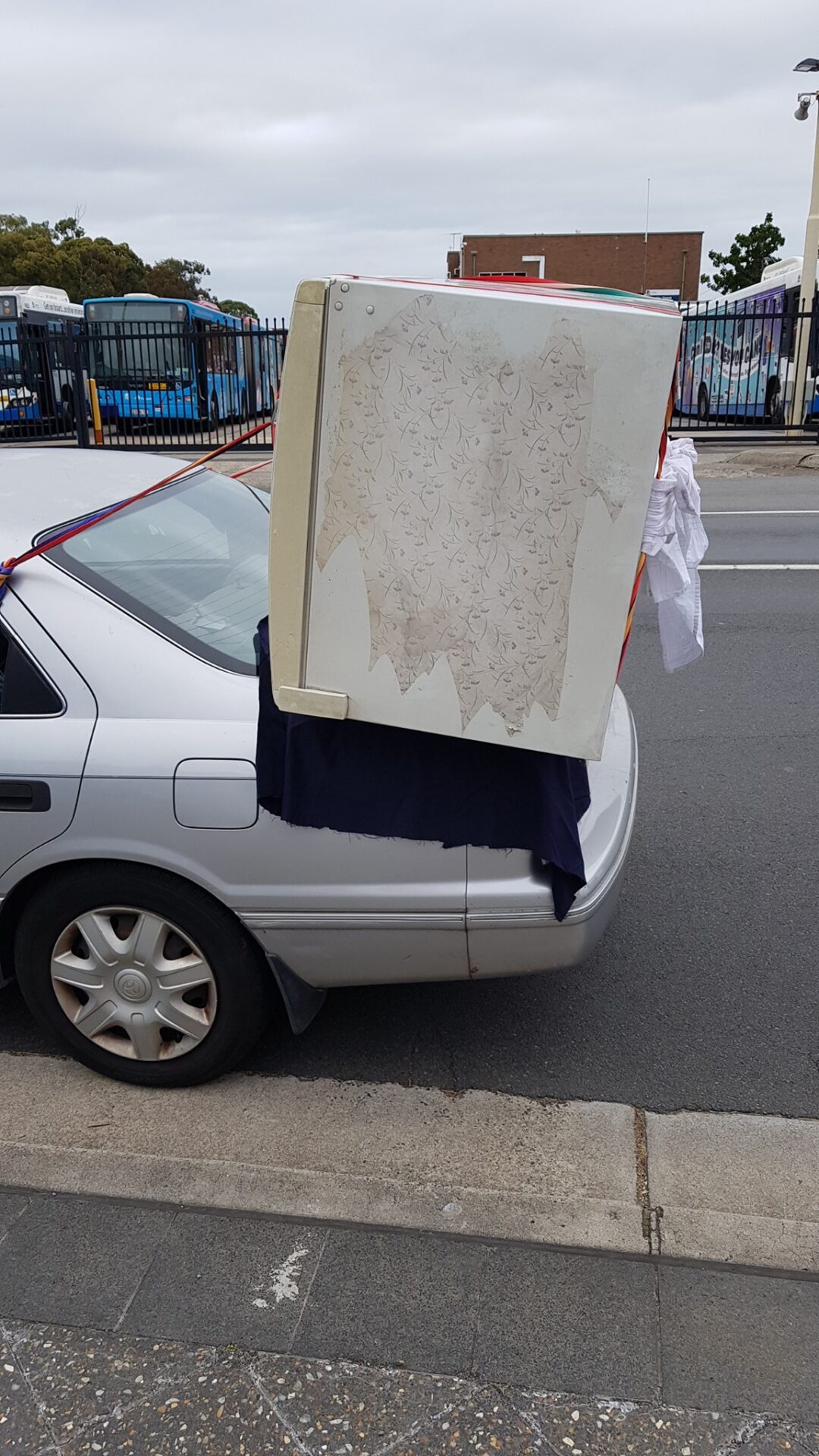 Tài xế lái Toyota Camry bị phạt vì chở tủ lạnh trên đuôi xe