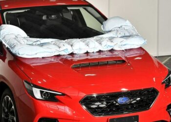 Xe Subaru trang bị túi khí gắn ngoài bảo vệ người đi bộ