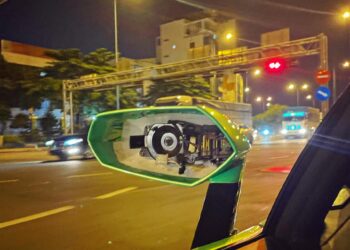 Lamborghini Aventador Roadster nổi tiếng Sài Gòn bị "vặt" gương chiếu hậu