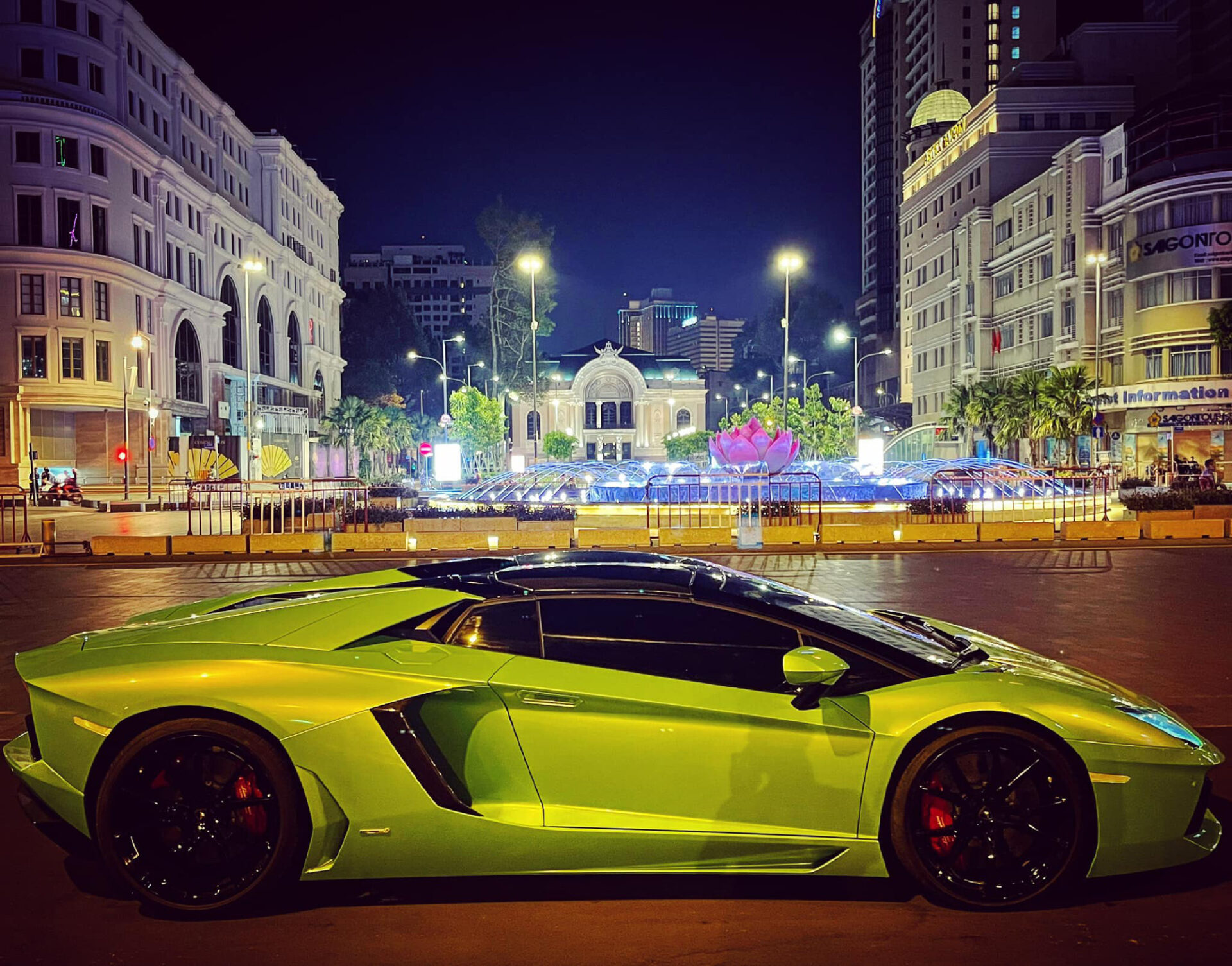 Lamborghini Aventador Roadster nổi tiếng Sài Gòn bị "vặt" gương chiếu hậu