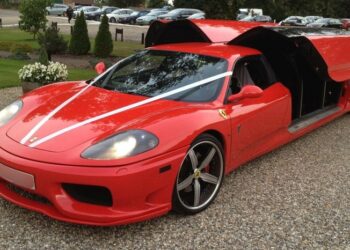 Chiếc Ferrari được tùy biến thành xe 8 chỗ ngồi