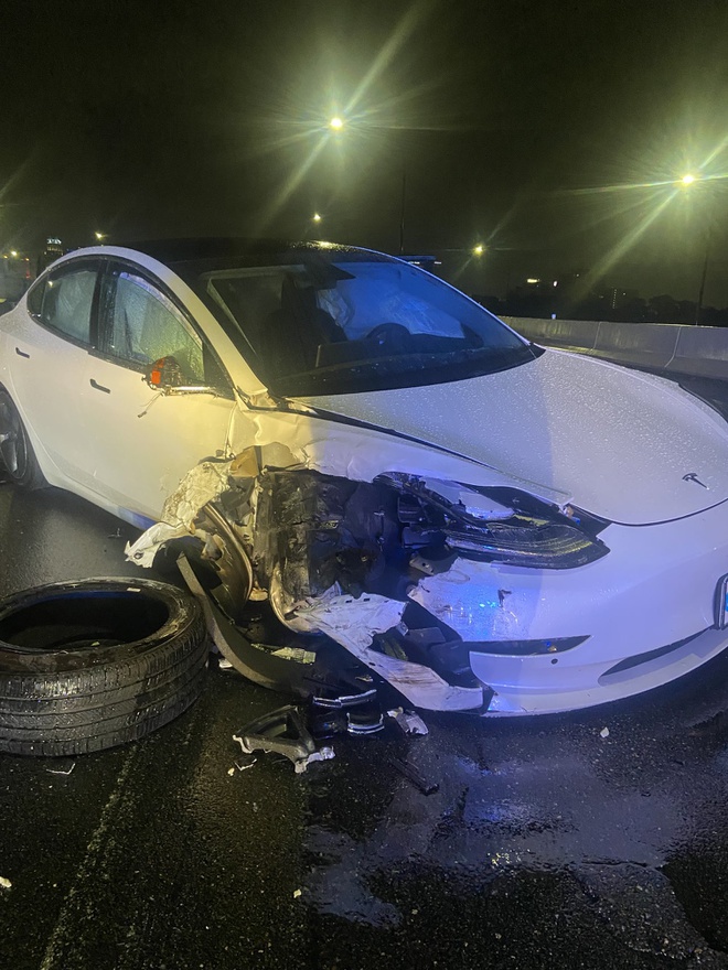 Tesla Model 3 đâm vào xe cảnh sát khi dùng chế độ tự lái Autopilot
