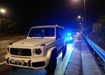 Buồn đi vệ sinh, nữ tài xế cầm lái Mercedes-AMG G63 phi 210 km/h