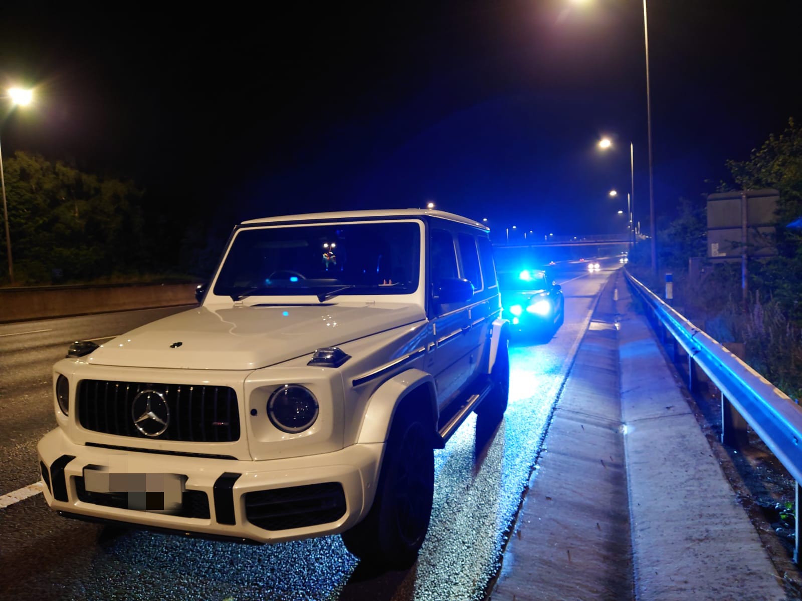 Buồn đi vệ sinh, nữ tài xế cầm lái Mercedes-AMG G63 phi 210 km/h