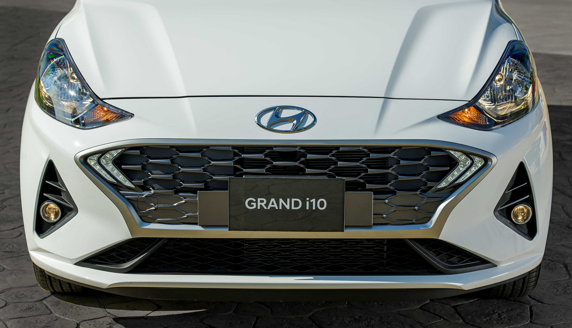 Tranh cãi về Hyundai Grand i10 2021 vừa ra mắt: Bản đắt thiếu Cruise Control, bản rẻ lại có