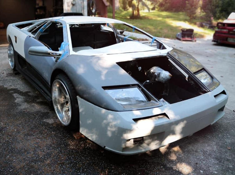 Siêu xe Lamborghini ‘pha ke’, chắp vá mỗi thứ một tí nhưng vẫn hét giá 700 triệu đồng