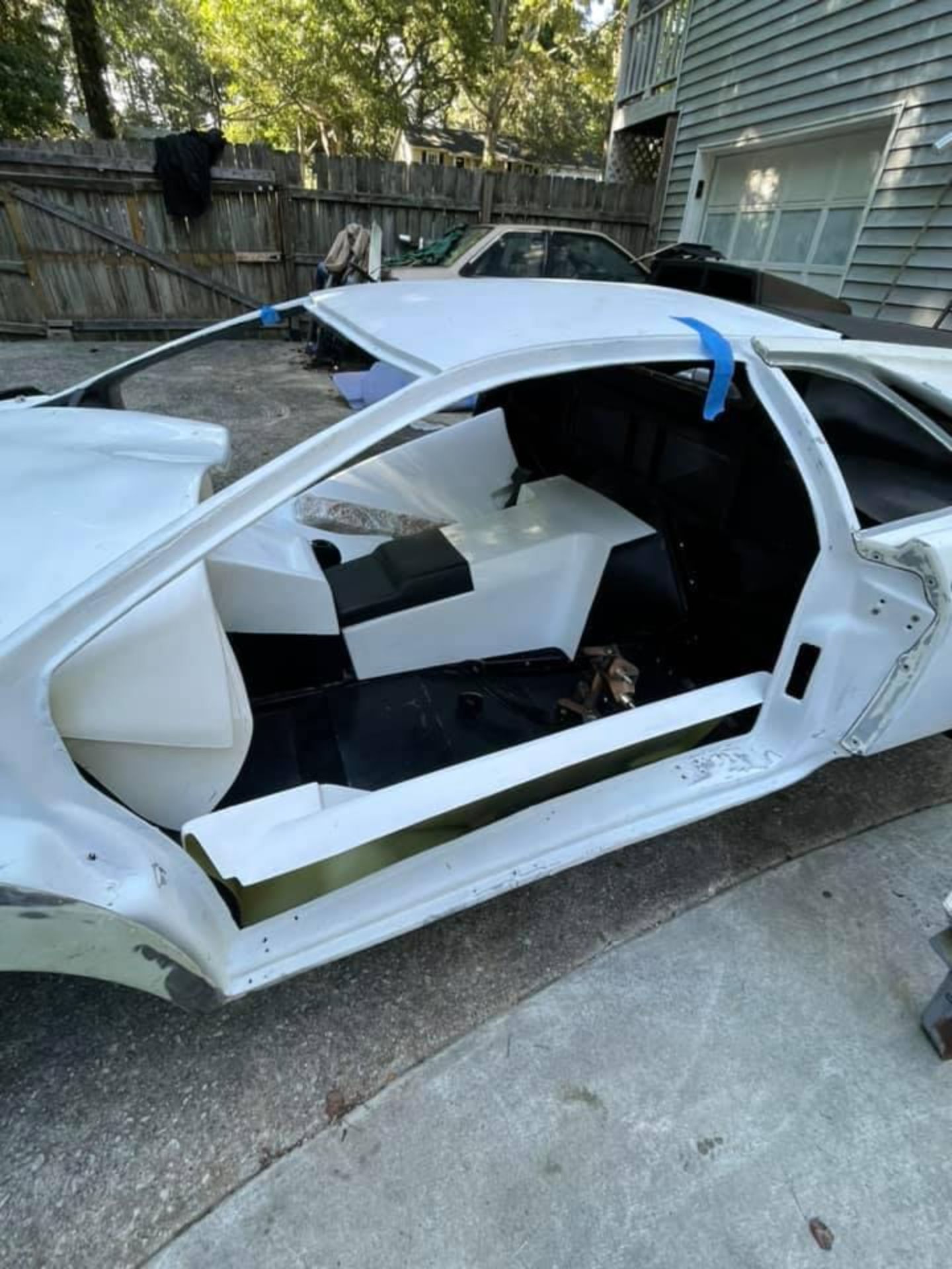 Siêu xe Lamborghini ‘pha ke’, chắp vá mỗi thứ một tí nhưng vẫn hét giá 700 triệu đồng