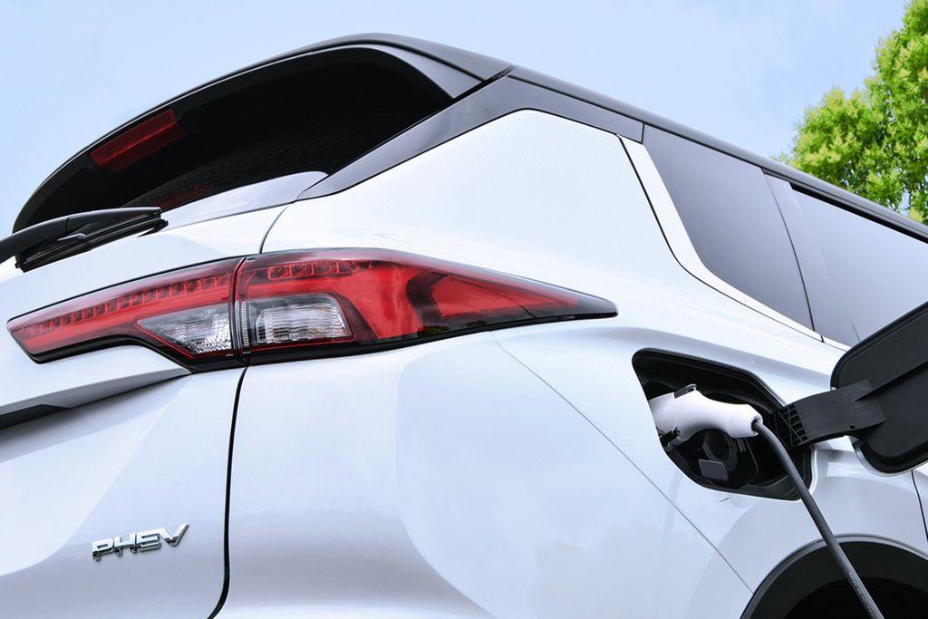 Mitsubishi “nhá hàng” Outlander phiên bản hybrid 7 chỗ tiết kiệm nhiên liệu hơn