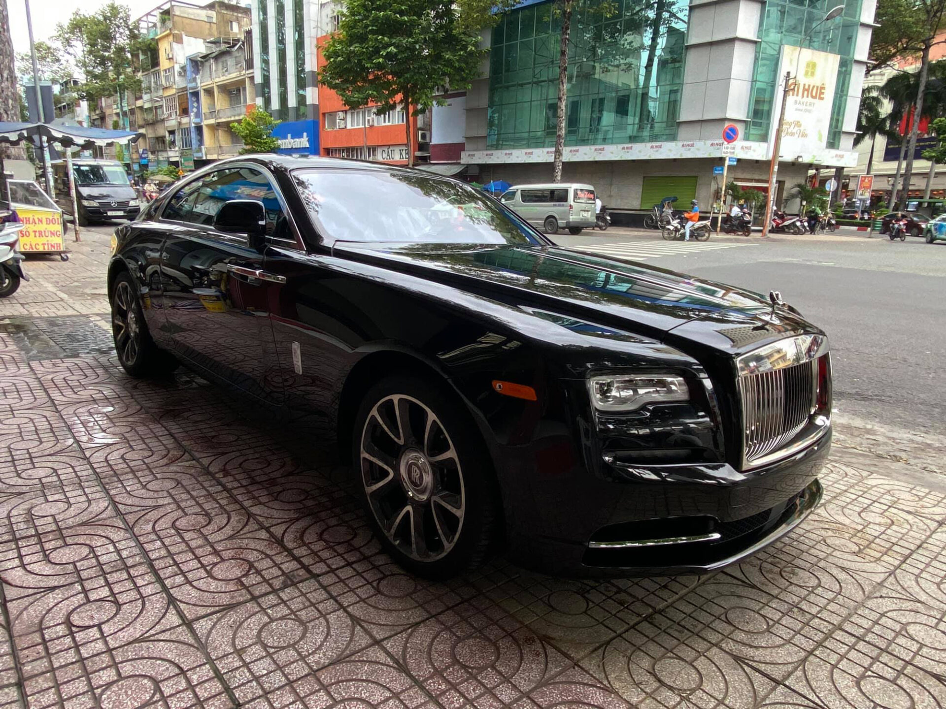 Doanh nhân Nguyễn Quốc Cường lần đầu khoe nội thất Rolls-Royce Wraith
