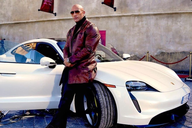 The Rock cầm lái Porsche Taycan trong bộ phim mới