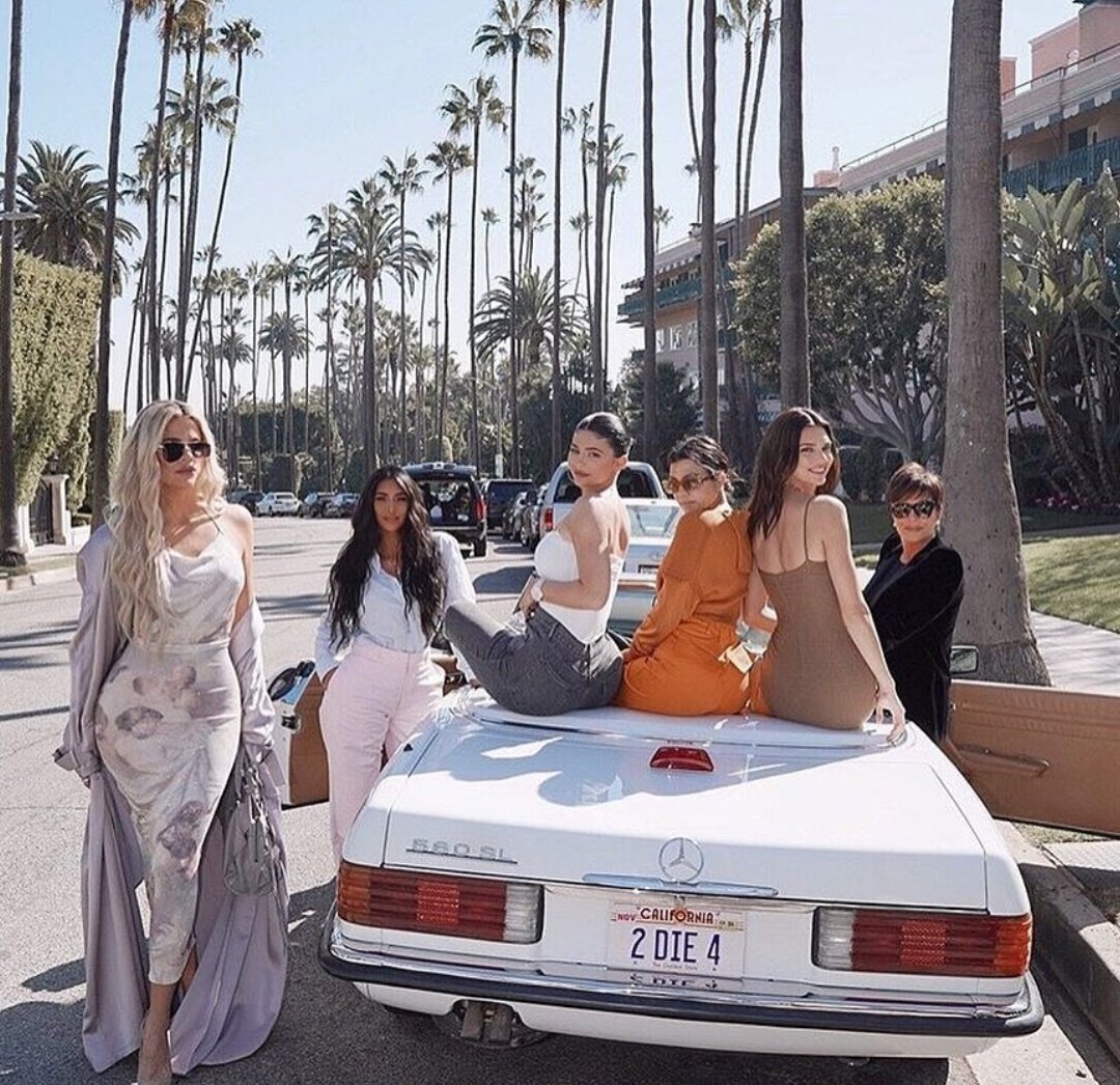 ‘Choáng’ với bộ sưu tập xe khủng của chị em nhà Kardashian-Jenner