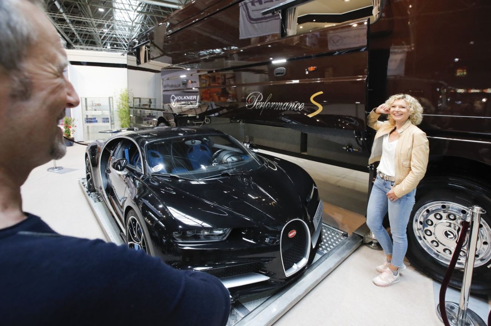 Nhà di động giá 1,9 triệu USD có thể chở theo Bugatti Chiron