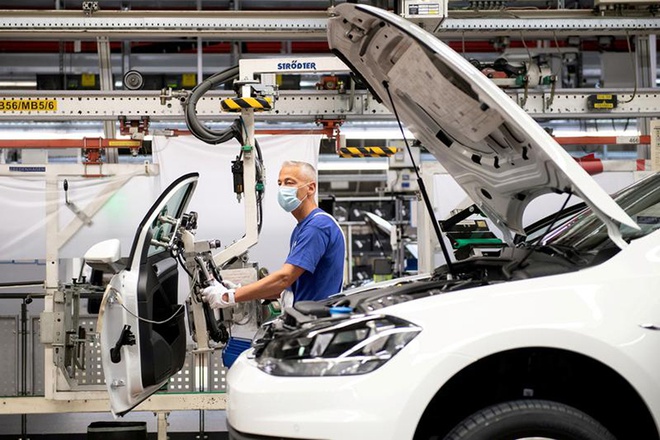 Các hãng ô tô đua nhau cắt giảm sản lượng sản xuất xe