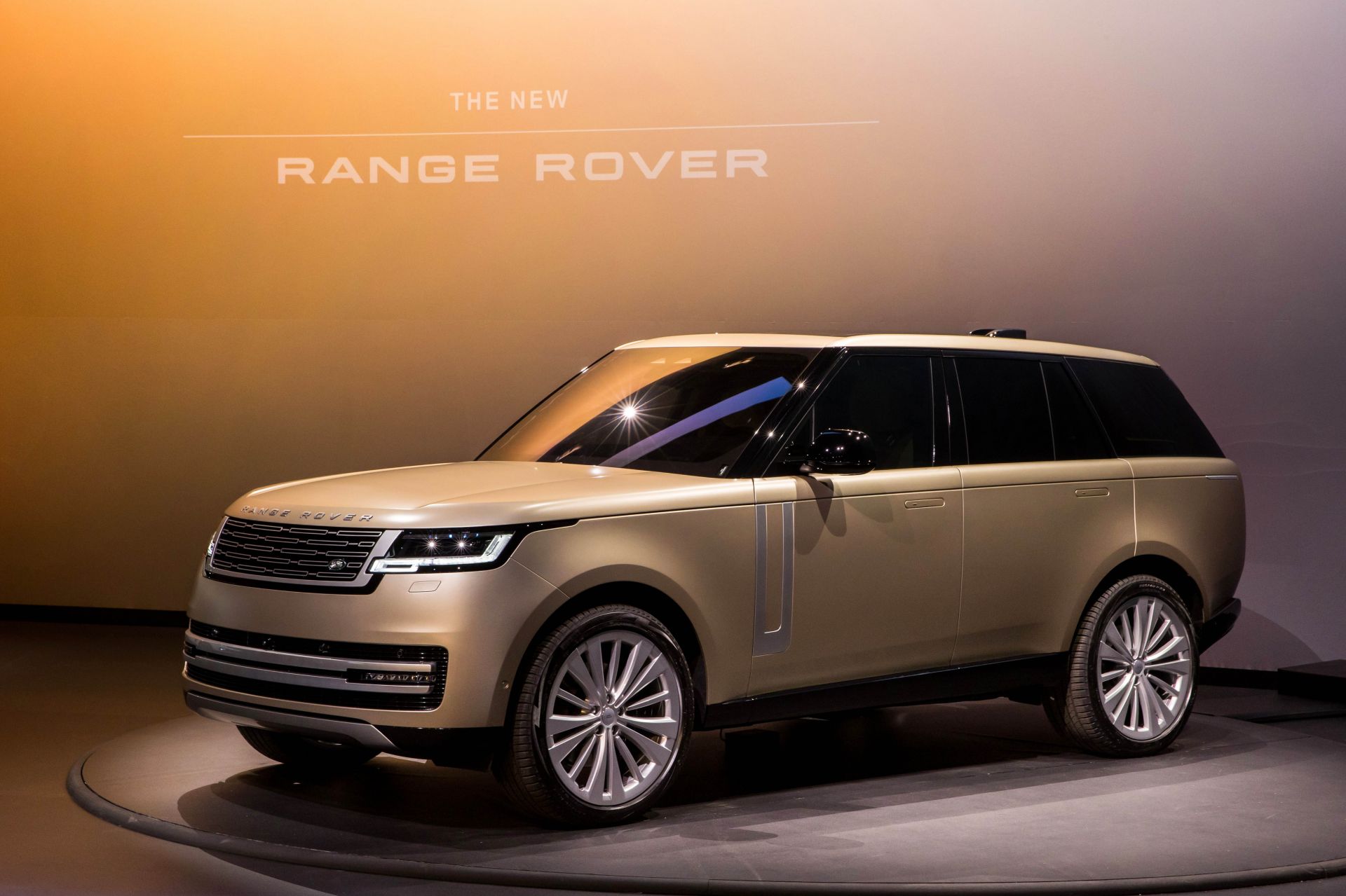 Range Rover 2022 trình làng: Giá từ 10,879 tỷ đồng tại Việt Nam
