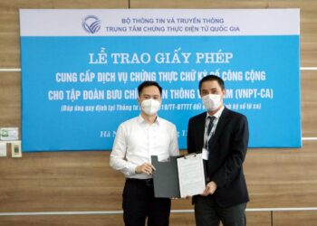 Bộ TT&TT trao giấy phép cung cấp dịch vụ chữ ký số từ xa cho VNPT