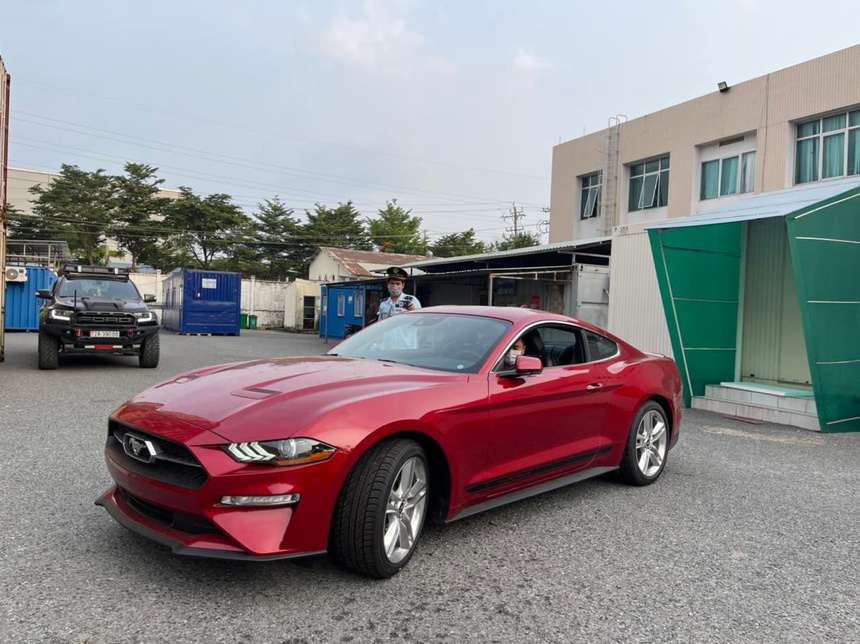 Ford Mustang 2022 bản mui cứng xuất hiện tại Việt Nam
