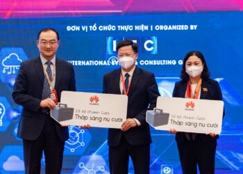 Huawei Việt Nam tặng 100 trạm sạc di động cho các điểm trường tại Bắc Kạn và Hòa Bình