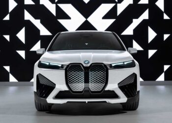 BMW trình làng mẫu xe có thể biến đổi màu sơn tại triển lãm CES 2022
