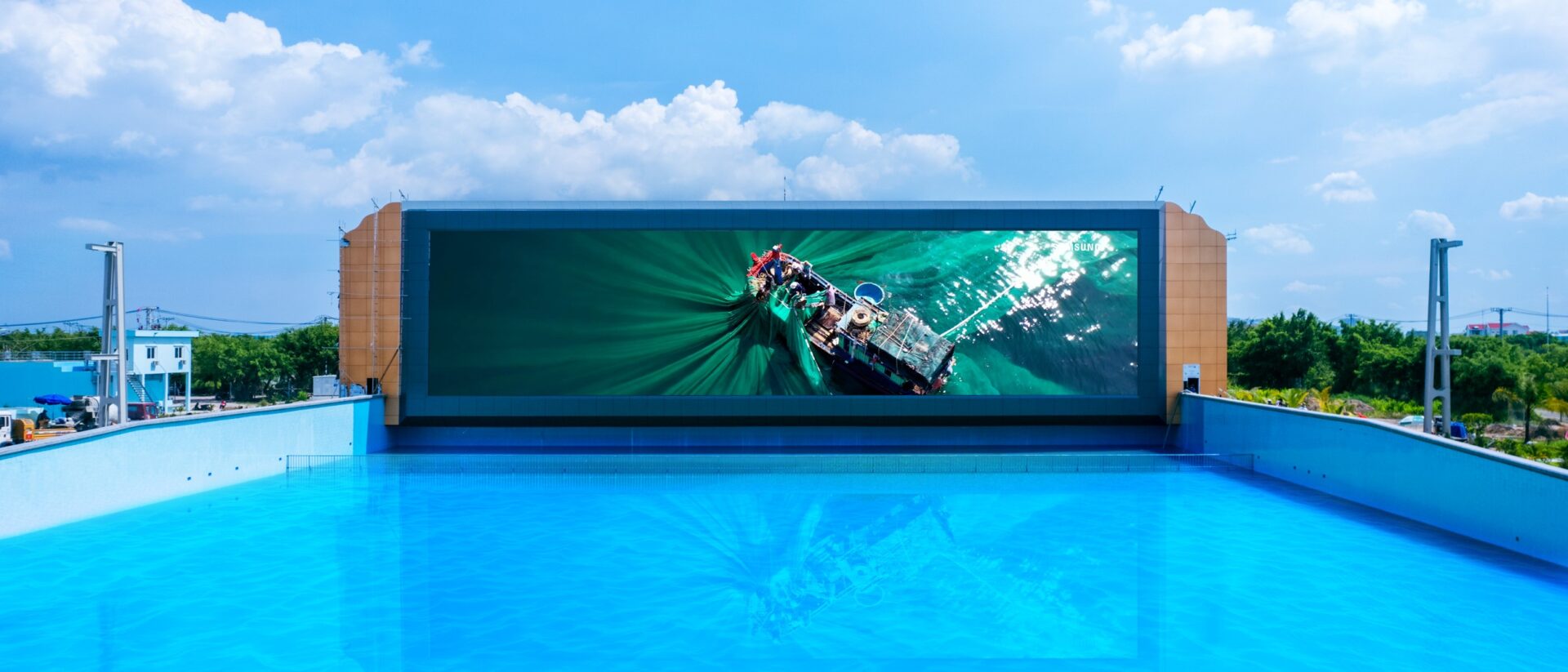 Samsung giới thiệu màn hình LED dòng XAT tại công viên nước The Amazing Bay