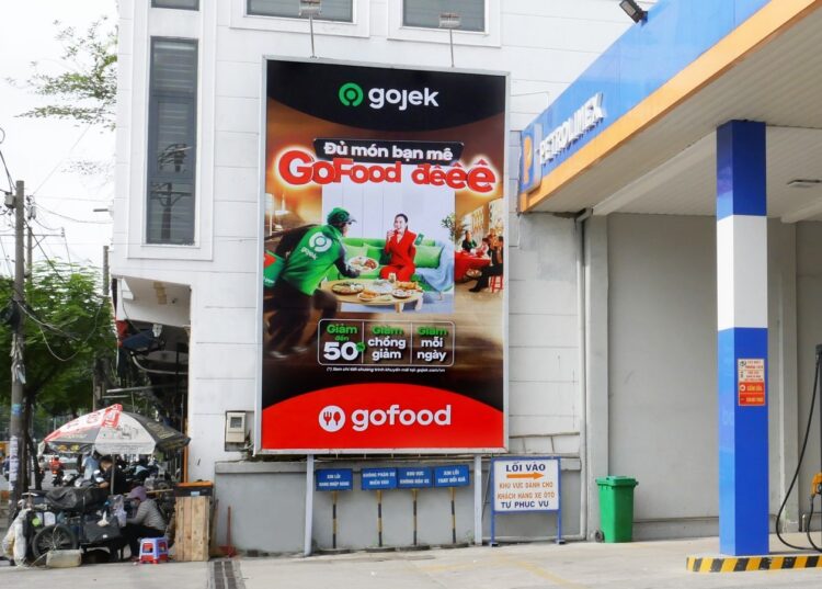 Gojek triển khai biển quảng cáo tĩnh ngoài trời phát ra tiếng nói