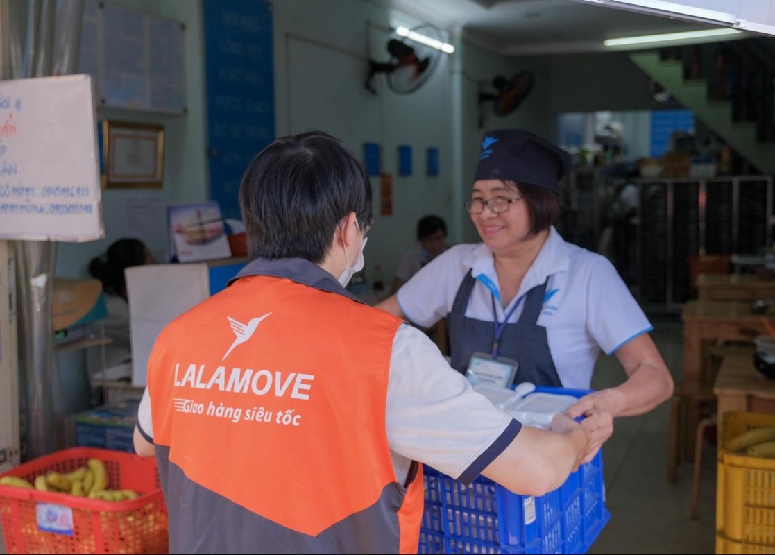 Lalamove và Quỹ Bông Sen tiếp sức cộng đồng