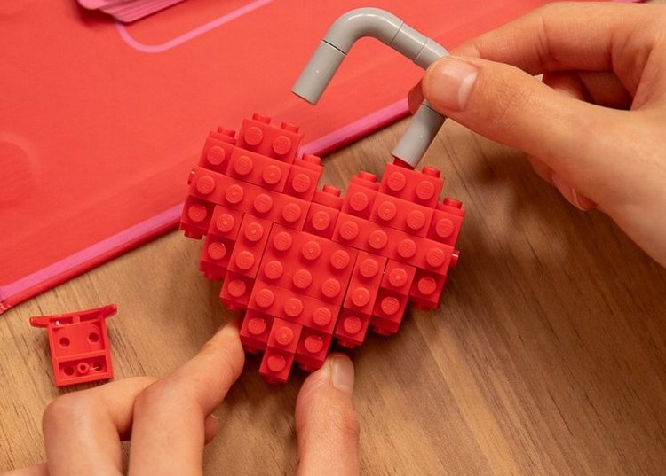 LEGO tặng hộp quà cho các cặp đôi dịp lễ tình nhân
