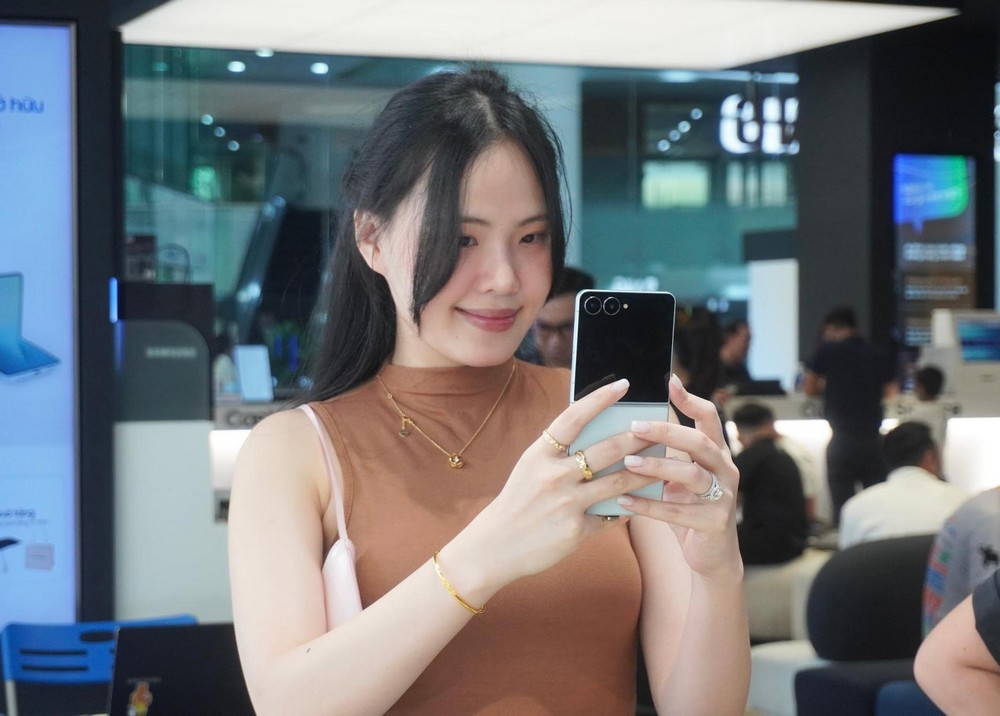 Khách hàng vui sướng khi sở hữu Galaxy Z Fold/Flip7 ngày đầu mở bán