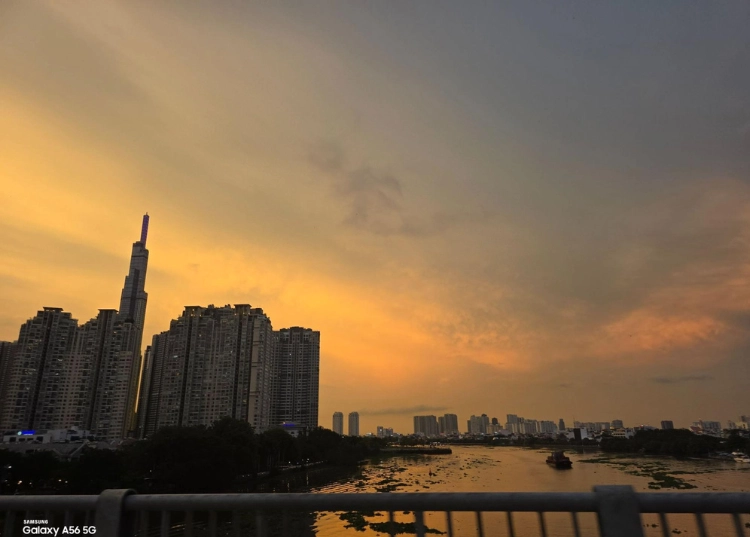 Săn ánh hoàng hôn Sài Gòn cùng Galaxy A56 5G