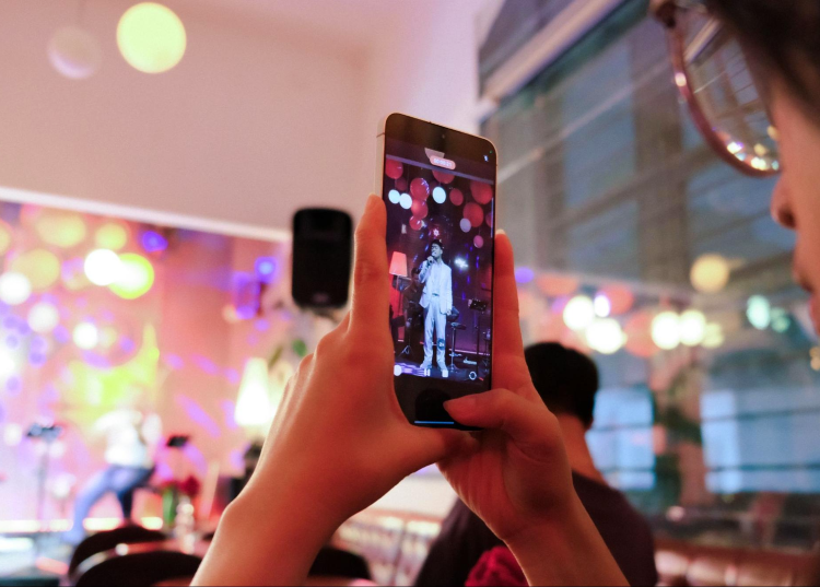 Bắt trọn giai điệu đêm cùng Galaxy S25 FE