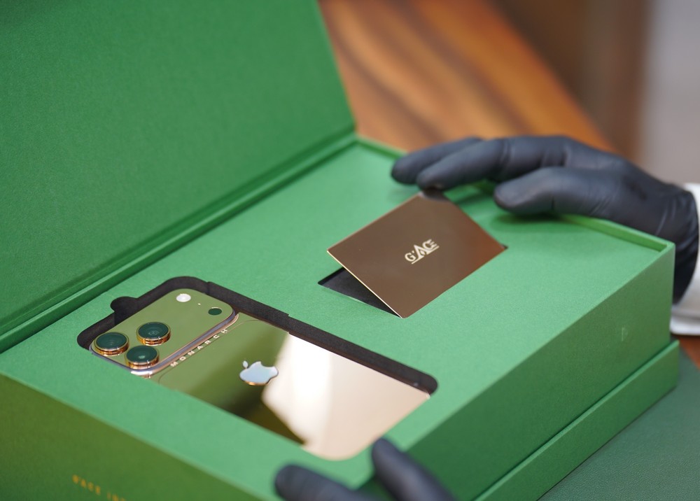 Ra mắt iPhone 17 Pro Max mạ vàng đầu tiên thế giới