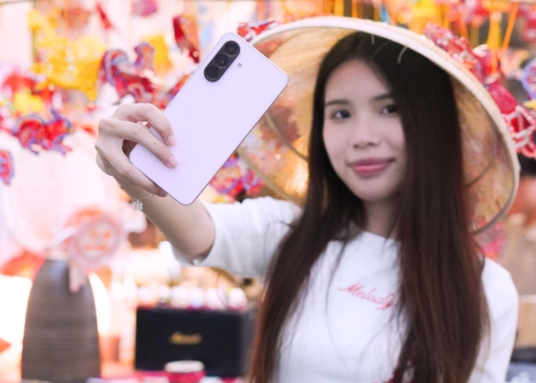 Check-in phố đèn lồng Sài Gòn với Galaxy A56 5G