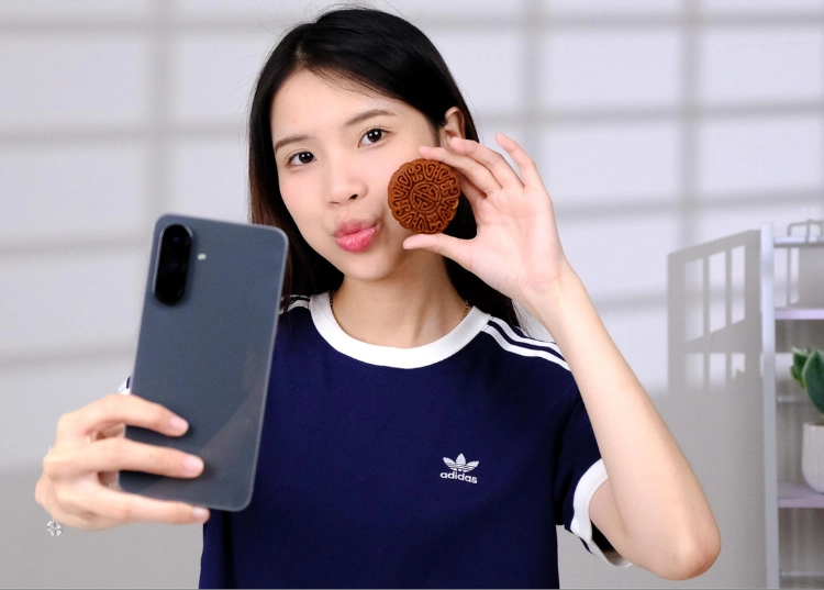 Chọn bánh Trung Thu dễ dàng với Galaxy A56 5G