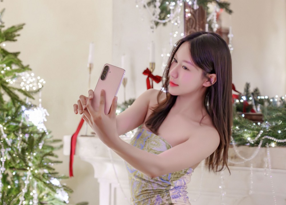 Bí quyết tạo bộ ảnh Giáng sinh "ăn tiền" cùng Galaxy A56 5G