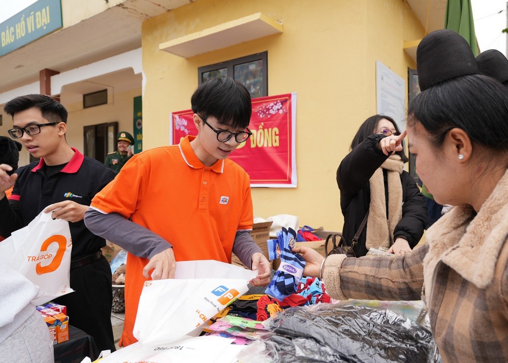 FPT Shop chung tay mang công nghệ đến học sinh Sơn La