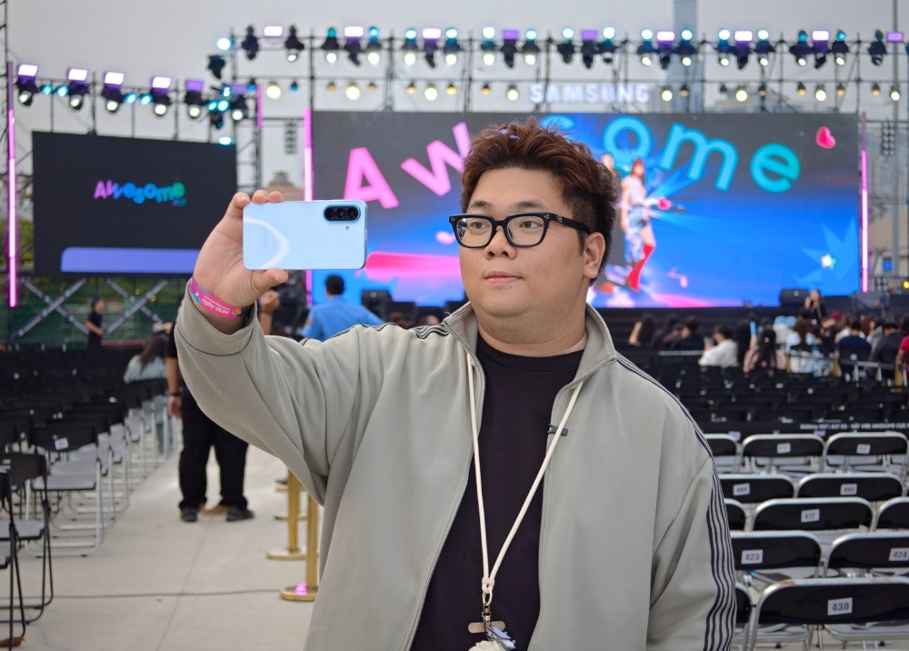 Galaxy A57 5G: "Cạ cứng" đồng hành bắt trọn Vibe Đêm tại Awesome Vibe Station