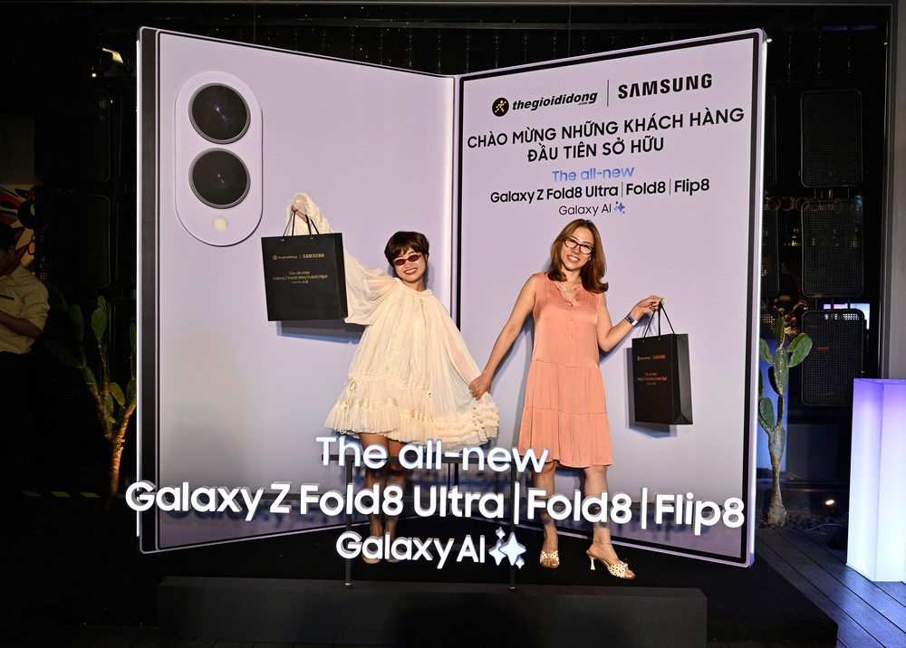 TGDĐ giao Galaxy Z8 Series bằng mô tô phân khối lớn